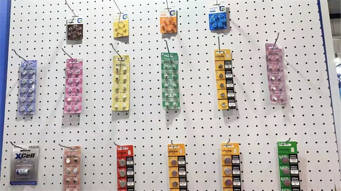 Primary lithium batteries and nickel-metal-hydride batteries