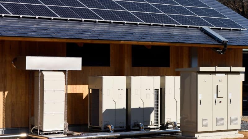 Solar Inverters vs Conventional Inverters — How to Make the Right Choice