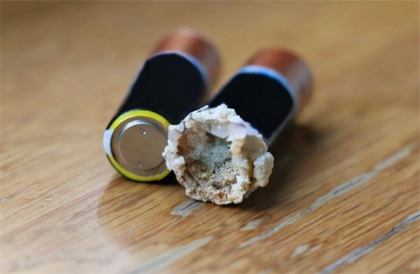 How to deal with battery leakage？